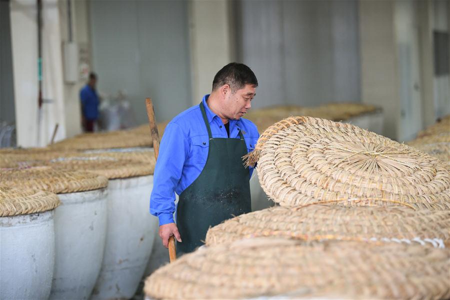 Galeria: Produ??o de vinho de arroz tradicional em Zhejiang, leste da China