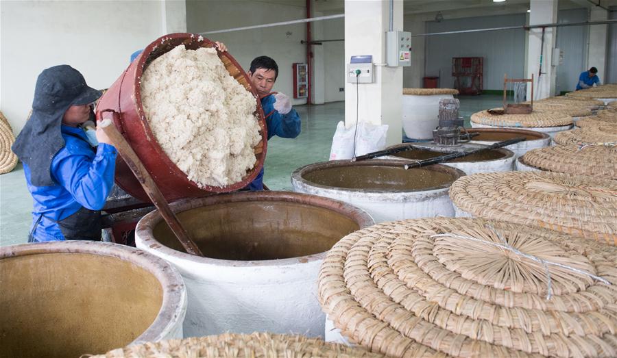 Galeria: Produ??o de vinho de arroz tradicional em Zhejiang, leste da China