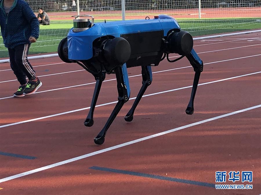 China lan?a novo rob? de quatro patas, com capacidade de correr e subir escadas