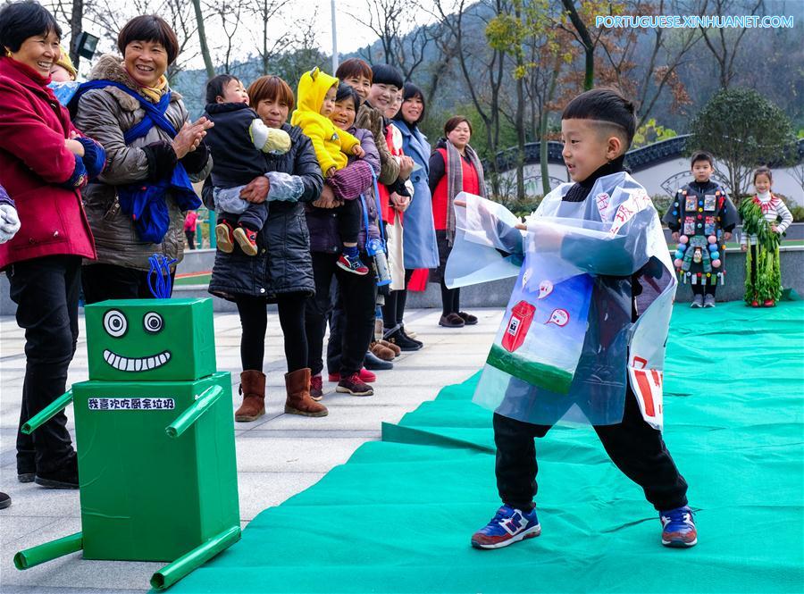 Crian?as participam de atividade de conscientiza??o ambiental em Zhejiang