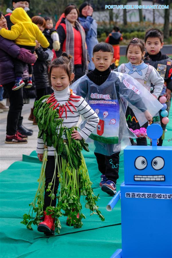 Crian?as participam de atividade de conscientiza??o ambiental em Zhejiang