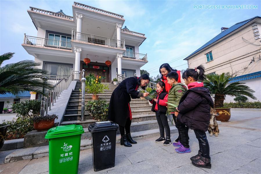Crian?as participam de atividade de conscientiza??o ambiental em Zhejiang