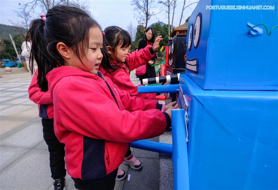 Crian?as participam de atividade de conscientiza??o ambiental em Zhejiang