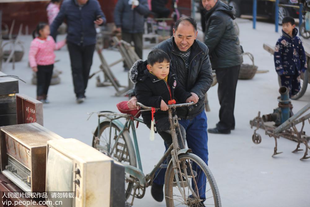 Henan: Exibi??o dos elementos antigos mostra mudan?as na vida do povo chinês em 40 anos