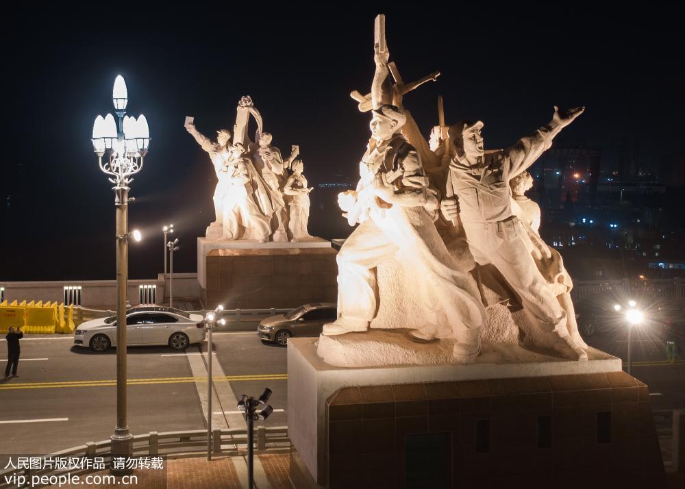Ponte?do?Rio?Yangtze?de?Nanjing?mostra?nova?aparência?com?ilumina?ao?completa