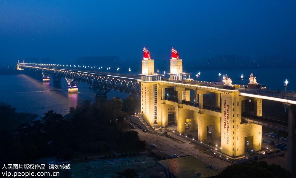 Ponte?do?Rio?Yangtze?de?Nanjing?mostra?nova?aparência?com?ilumina?ao?completa