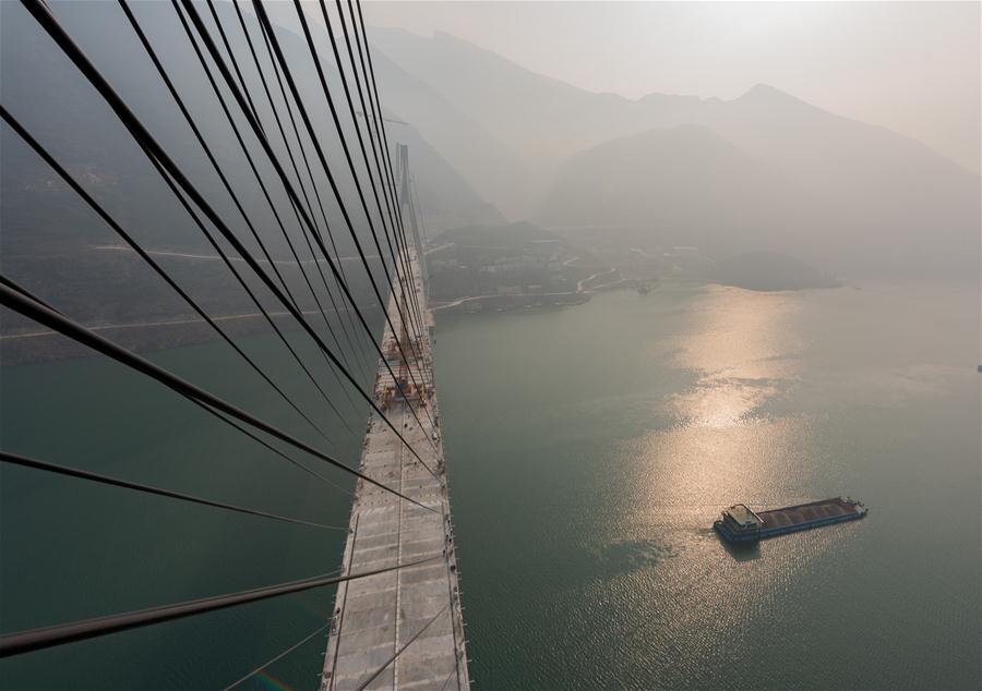 Fechamento de ponte com v?o de 470 metros é finalizado em Jiangxi