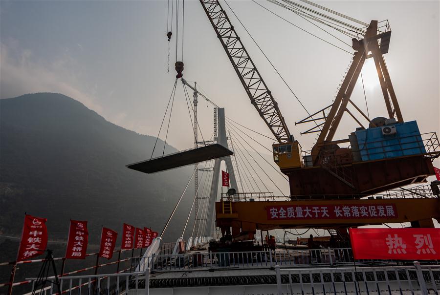 Fechamento de ponte com v?o de 470 metros é finalizado em Jiangxi