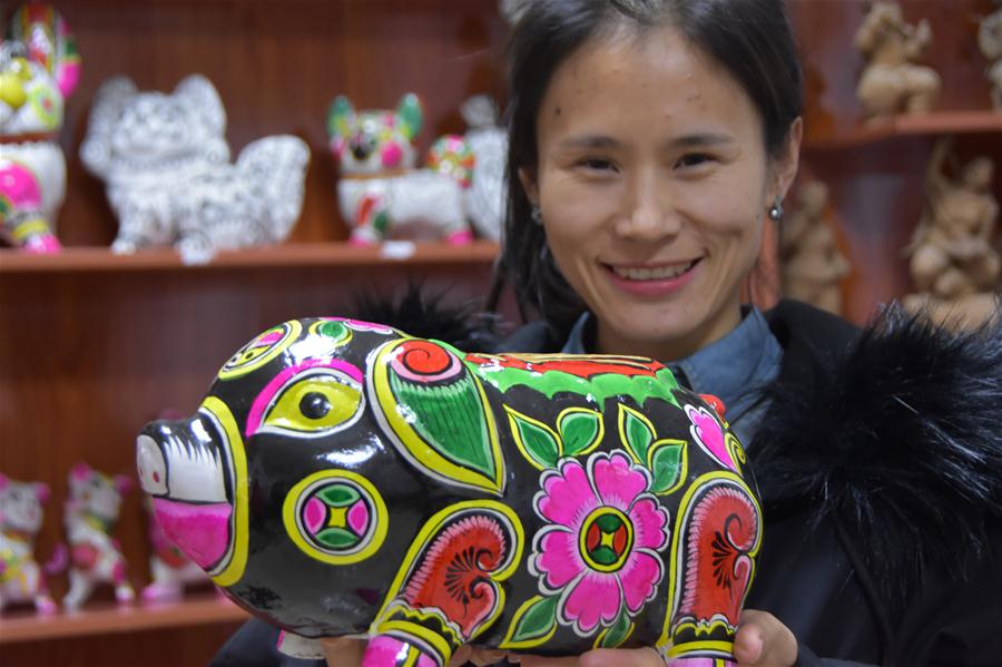 Artistas de escultura de argila de Shaanxi fazem esculturas para o próximo ano novo lunar chinês