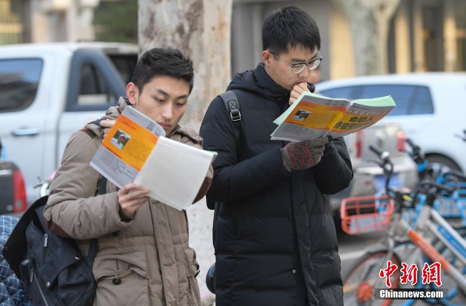 Mais chineses fazem exame de sele??o para pós-gradua??o