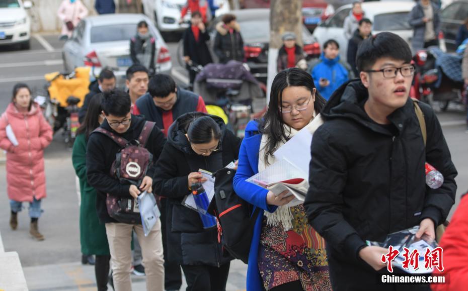 Mais chineses fazem exame de sele??o para pós-gradua??o