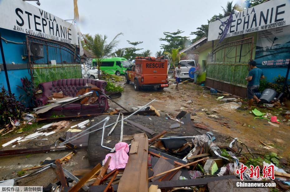 Tsunami deixa 222 mortos e mais de 800 feridos na Indonésia