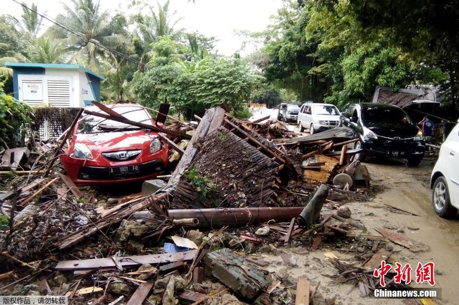 Tsunami deixa 222 mortos e mais de 800 feridos na Indonésia