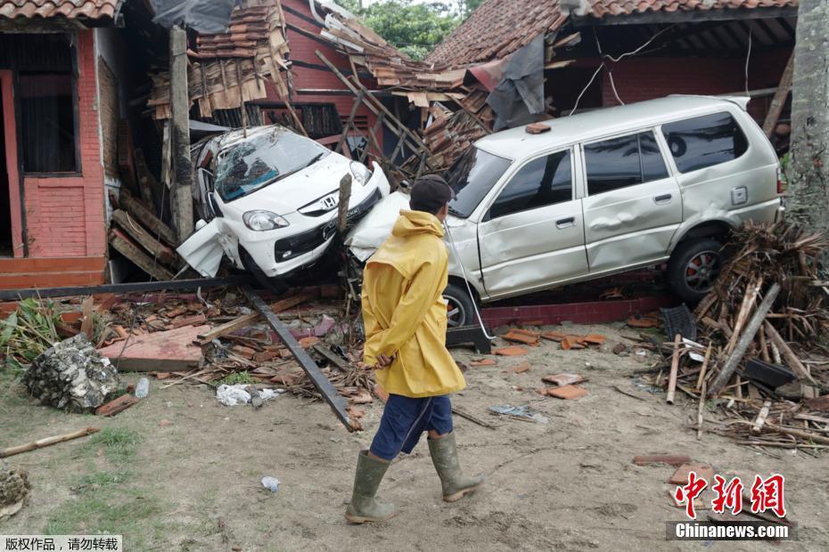 Tsunami deixa 222 mortos e mais de 800 feridos na Indonésia
