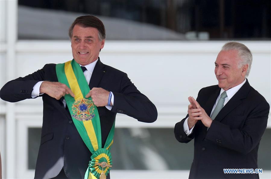 Bolsonaro toma posse como presidente do Brasil e pede reconstru??o do Brasil