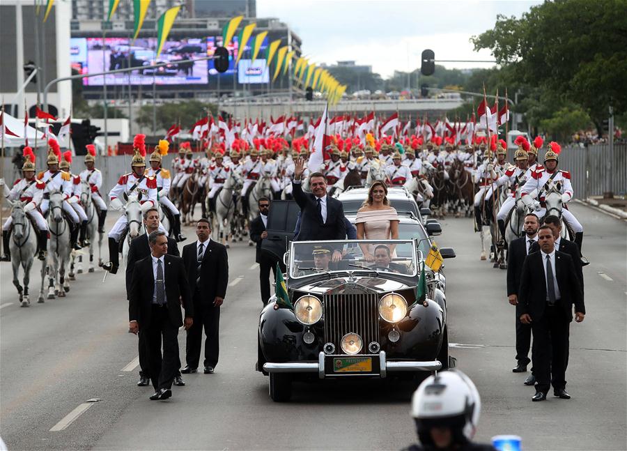 Bolsonaro toma posse como presidente do Brasil e pede reconstru??o do Brasil