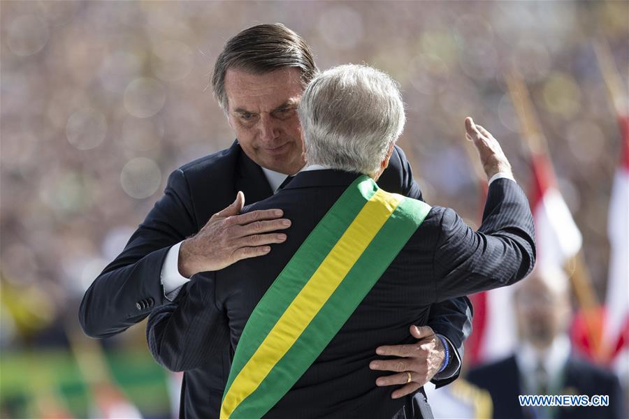 Bolsonaro toma posse como presidente do Brasil e pede reconstru??o do Brasil