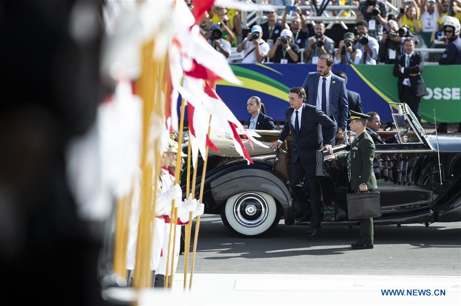 Bolsonaro toma posse como presidente do Brasil e pede reconstru??o do Brasil