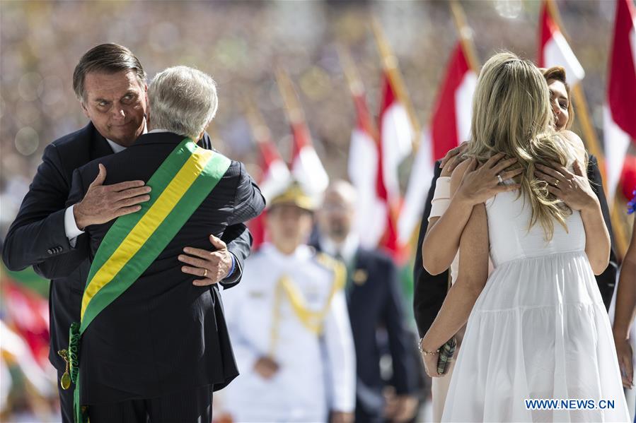 Bolsonaro toma posse como presidente do Brasil e pede reconstru??o do Brasil