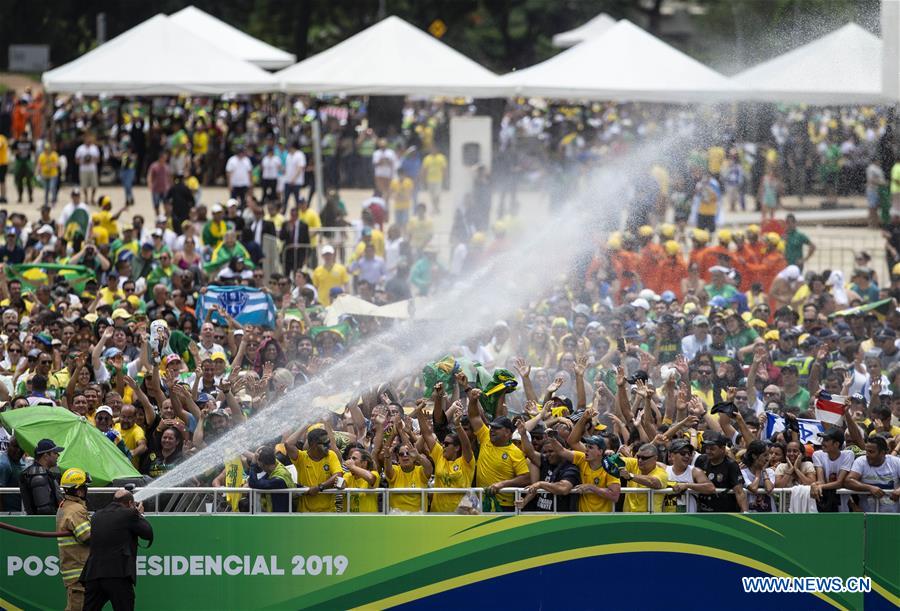 Bolsonaro toma posse como presidente do Brasil e pede reconstru??o do Brasil