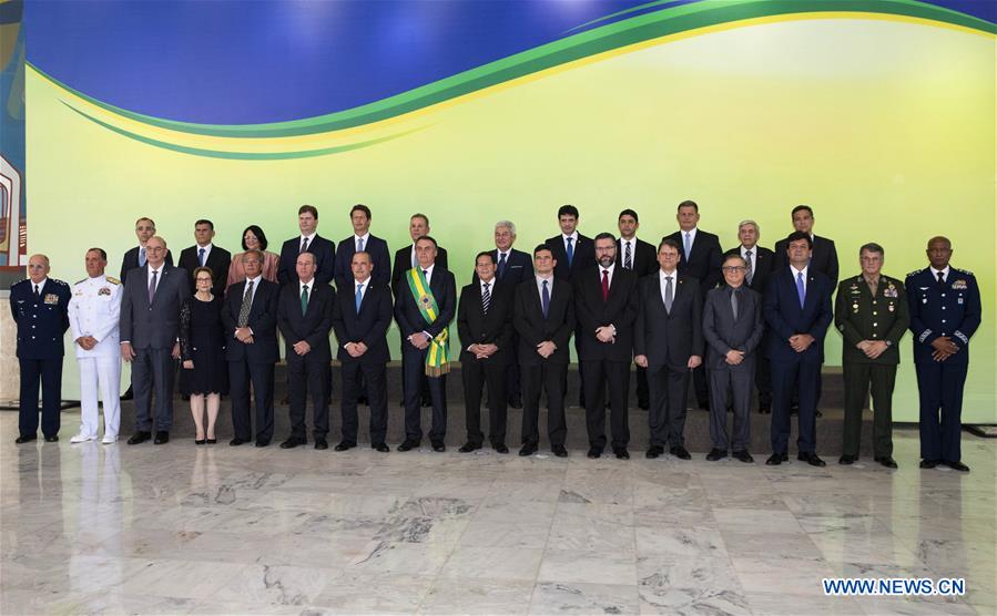 Bolsonaro toma posse como presidente do Brasil e pede reconstru??o do Brasil