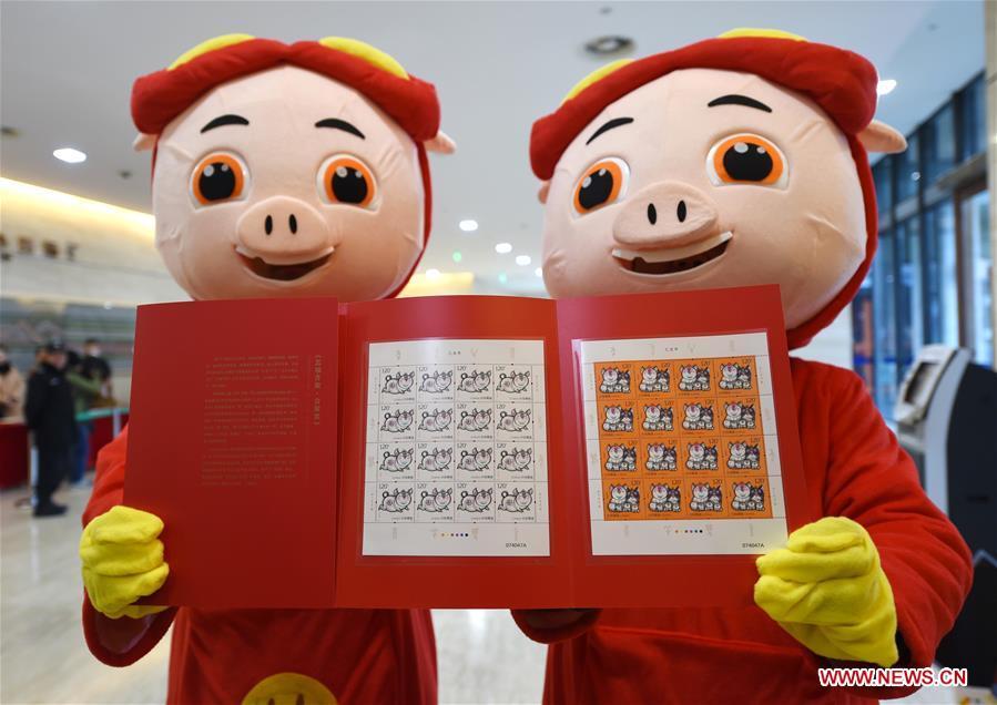 China lan?ou os selos especiais do zodíaco de homenagem ao Ano do Porco