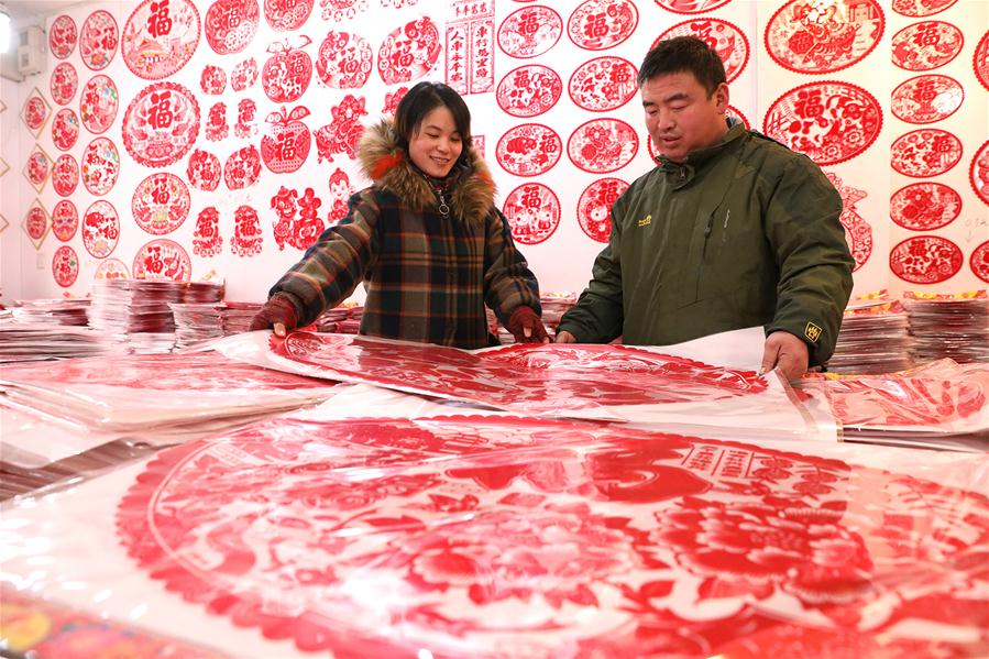Chineses compram decora??es para receber o próximo Ano Novo Lunar