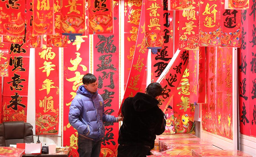 Chineses compram decora??es para receber o próximo Ano Novo Lunar
