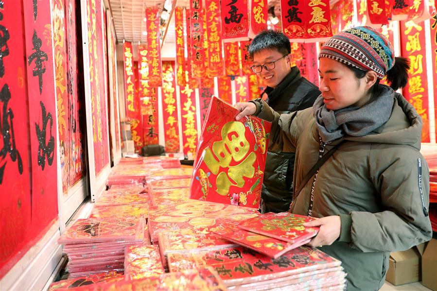 Chineses compram decora??es para receber o próximo Ano Novo Lunar