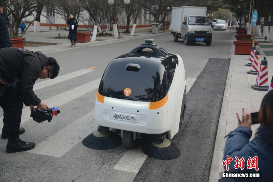 Primeiro veículo de limpeza sem motorista inicia opera??es na Mongólia Interior