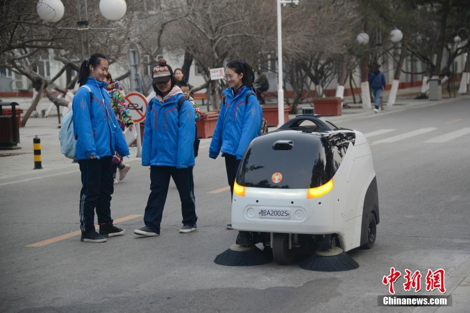 Primeiro veículo de limpeza sem motorista inicia opera??es na Mongólia Interior
