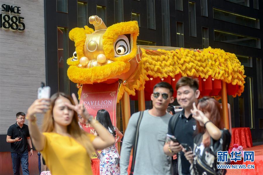 Centro comercial em Kuala Lumpur prepara recep??o do Ano Novo Lunar 