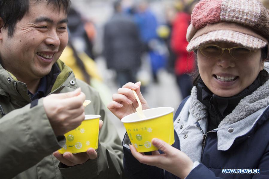 Chineses provam Mingau de Laba para celebrar Festival Laba