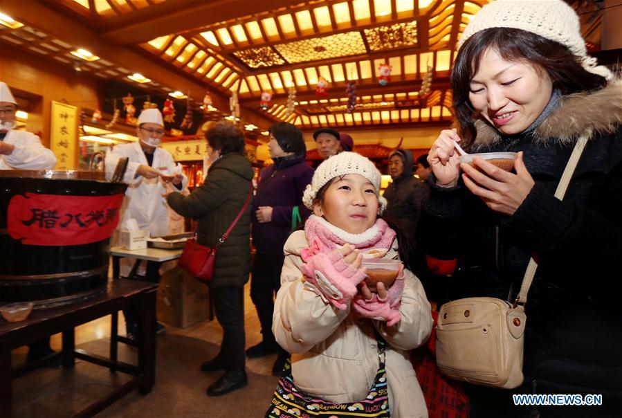 Chineses provam Mingau de Laba para celebrar Festival Laba