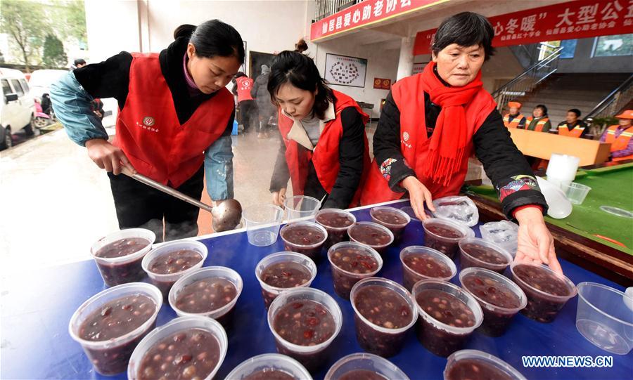 Chineses provam Mingau de Laba para celebrar Festival Laba