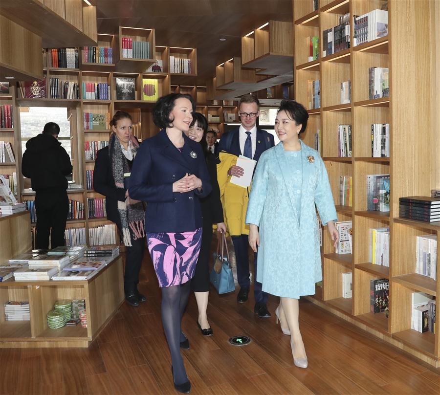 Peng Liyuan assiste a apresenta??o com primeira-dama finlandesa