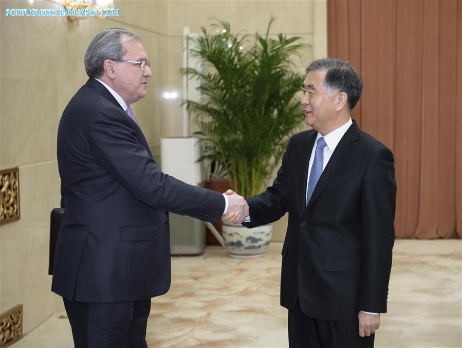 China e Rússia fortalecer?o coopera??o em áreas econ?mica e social