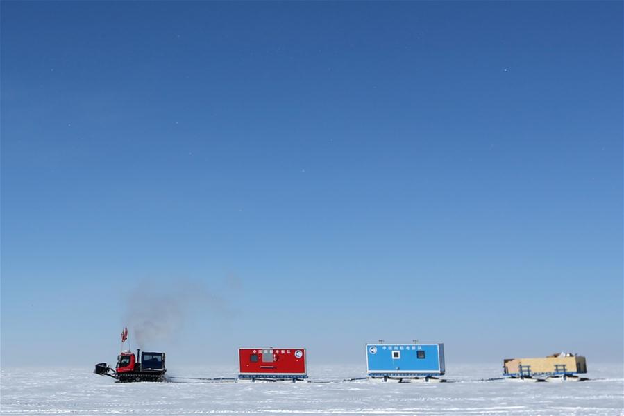 Equipe chinesa Kunlun da 35a expedi??o antártica da China se retira de pico da geleira no interior da Antártida