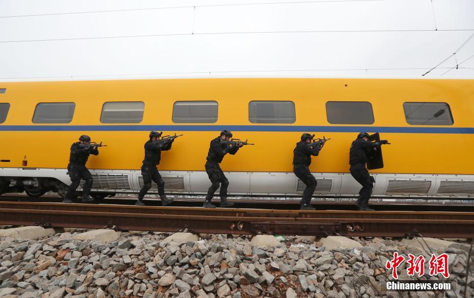 Polícia ferroviária de Wuhan realiza exercício de prepara??o para pico de viagens do Festival da Primavera