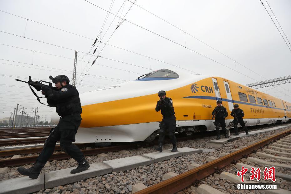 Polícia ferroviária de Wuhan realiza exercício de prepara??o para pico de viagens do Festival da Primavera