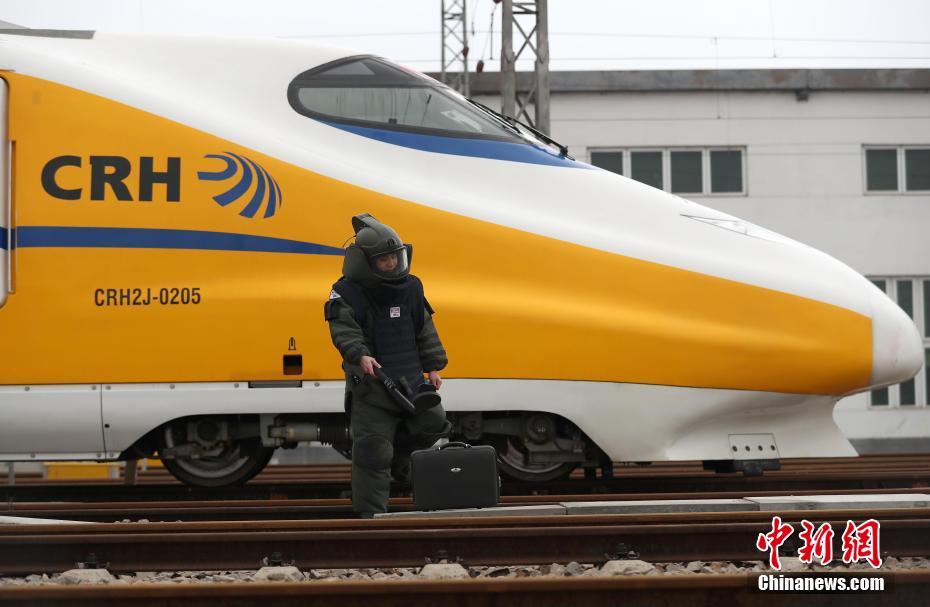 Polícia ferroviária de Wuhan realiza exercício de prepara??o para pico de viagens do Festival da Primavera
