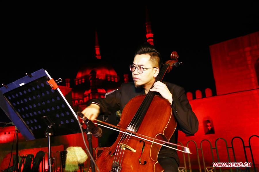 Famosa Citadela de Saladino do Egito “veste” de vermelho para celebrar o Festival da Primavera da China