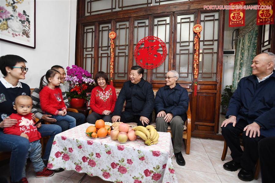 Xi visita quadros e residentes em Beijing antes da Festa da Primavera