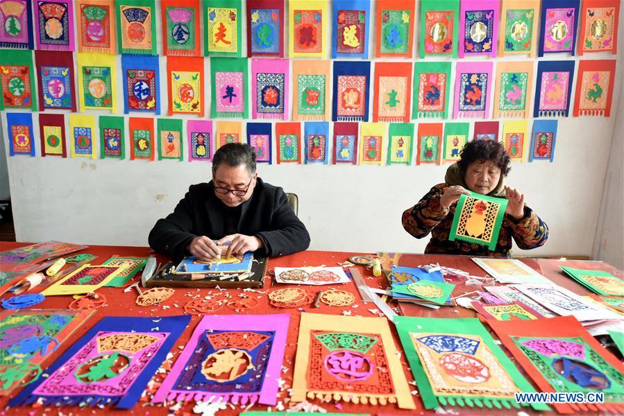 Shandong: Artes?os preparam trabalhos de recorte de papel para receber o Festival da Primavera