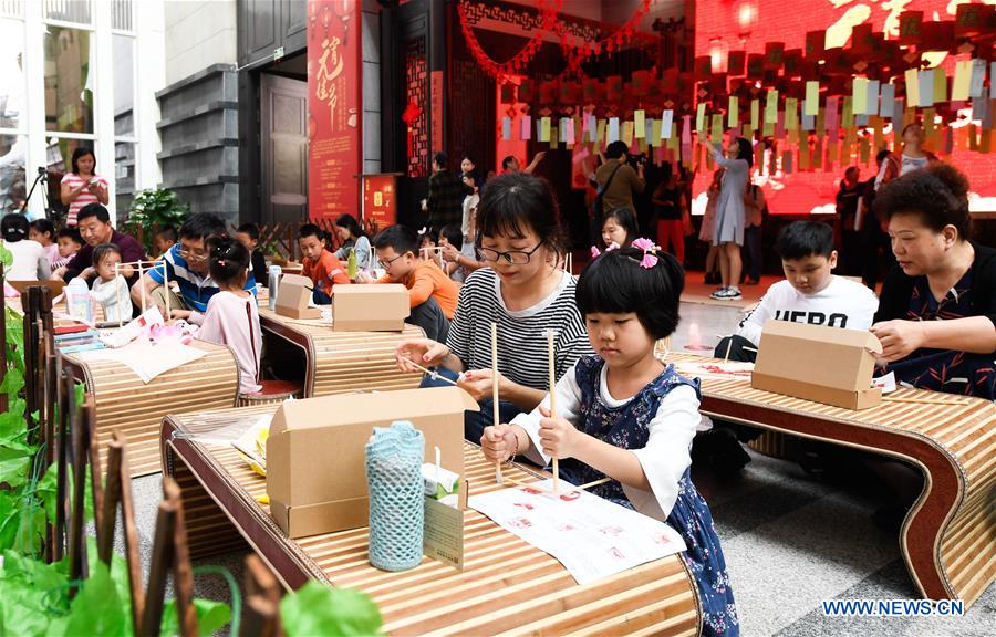 Chineses celebram o Festival da Lanternas 