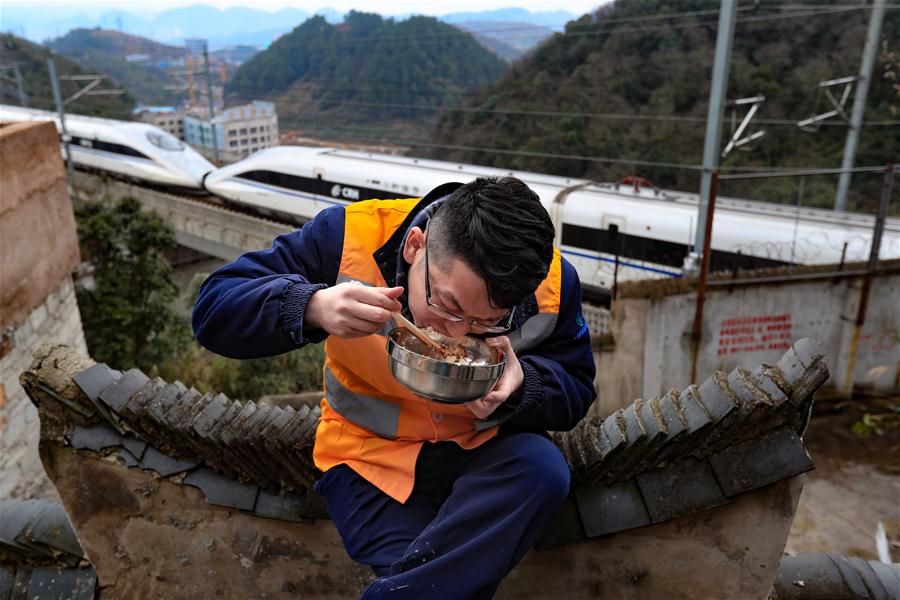 Trabalho diário dos funcionários da divis?o de manuten??o ferroviária de alta velocidade de Guiyang
