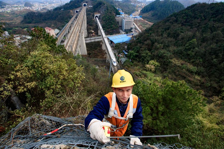 Trabalho diário dos funcionários da divis?o de manuten??o ferroviária de alta velocidade de Guiyang