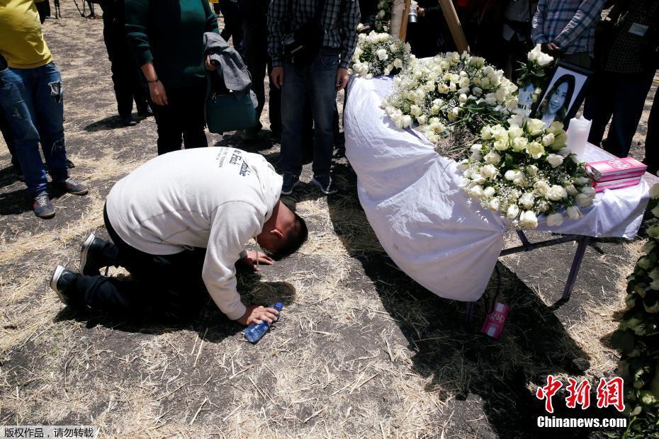 Etiópia: Familiares das vítimas do voo ET302 realizam cerim?nia fúnebre