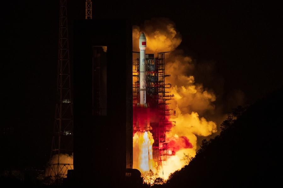 China lan?a novo satélite de retransmiss?o de dados