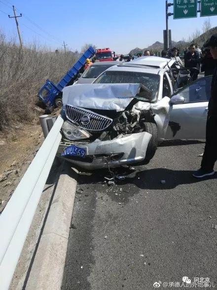 7 feridos após a colis?o de 16 carros na via expressa Beijing-Tibete